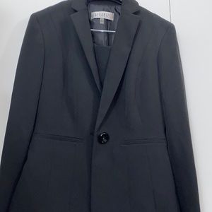 Kasper 2 piece skirt suit. Skirt 6P, Top 4P